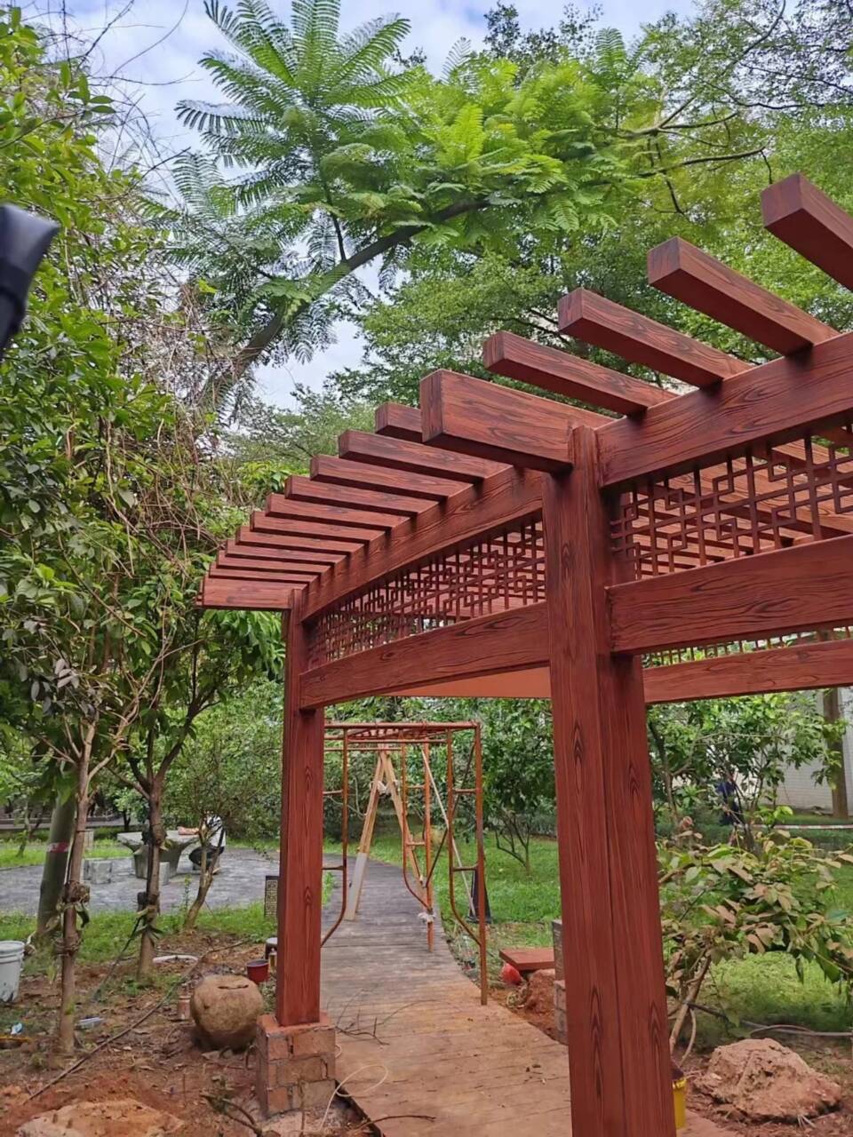 不锈钢仿木纹漆施工厂家#方钢圆管#长廊护栏#园林建筑